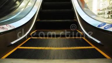 带黑色台阶的空电扶梯在商场上下移动